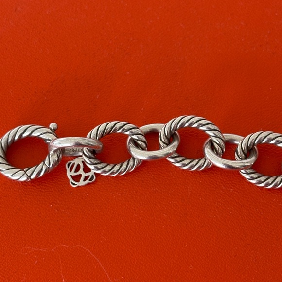 Elegant Silver Chain Bracelet - Picture 4 of 5
